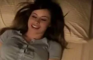 XXX Dia meraih keindahan busty oleh rambut dan bercinta dengan bokep hot sek kanker di depan webcam
