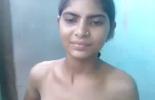 XXX Wanita China yang cantik menyebar kakinya di depan bokepsek selingkuh pramuka Inggris