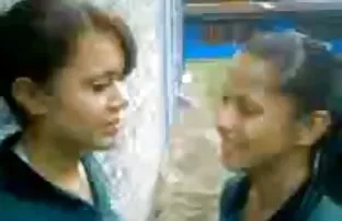 XXX Menyemprotkan anak ayam yang bookep sek mungil saat berhubungan seks dengan seorang teman