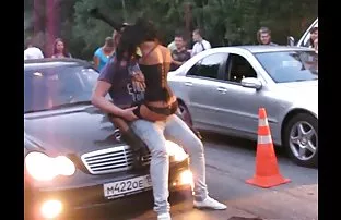 XXX Si pirang dewasa melakukan seks berkelompok di bokepsek negro apartemennya