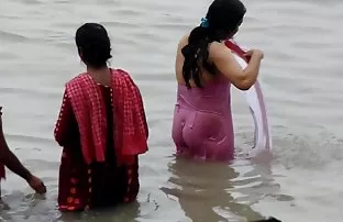XXX Siswa itu melihat ke dua tetangga bokep yoga sek dan masuk ke grup seks dengan keindahan seksi