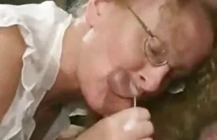 XXX Terbangun tercinta untuk memasukkan penis di bokep mom seks mulutnya
