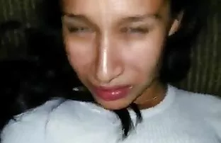 XXX Rambut sek bokp pirang dengan dua kuncir menunjukkan kedalaman tenggorokannya di webcam