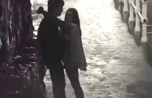 XXX Brunette yang cantik menyebar bokep seks mom kaki untuk berhubungan seks dengan seorang pria di udara terbuka