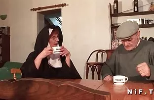 XXX MILF mesum dengan sek ewean bocah bermasalah di atas meja