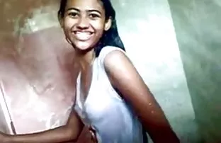 XXX Gadis cantik Samara Kristina menari striptis dan mengisap kontol besar temannya. bokep sek prawan