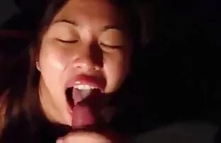 XXX Pria itu mengundang si bokepsek tkw pirang dan dihibur dengan handjob dengan seks