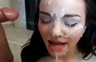 XXX Gadis mulatto menemui pria itu untuk meminta bantuan dan mendapatkannya sek tante korea dalam bentuk seks