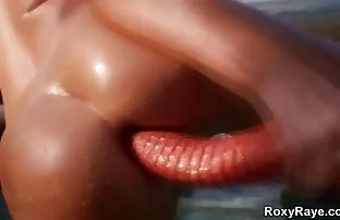 XXX Iblis Rusia berambut merah sek bokeo membuat fisting dalam obrolan video erotis