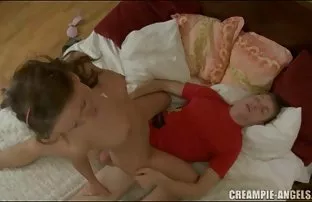 XXX Wanita xxx boneka sek berambut cokelat bertangkai dengan pria yang akrab secara bergantian.
