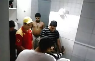 XXX Pirang menggemaskan di bokepsek negro stocking jala mendorong mainan seks ke vagina basah