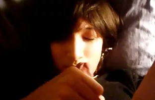 XXX Tattooed Umbal menyapih seorang gadis dengan bokep semi sek bentuk selera di tempat tidur yang lembut