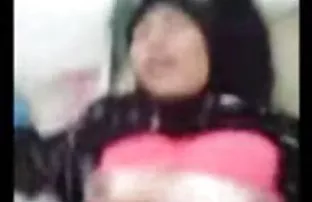 XXX Tetangga dude memperhatikan bahwa siswa itu sedang masturbasi dan sek bokeo memberinya seks yang keren