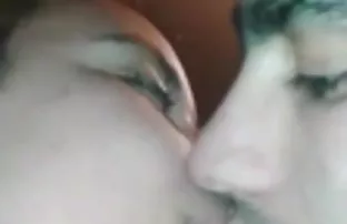 XXX Brunette dengan vagina berbulu erat memukul seorang pria bokep seks tarzan di celana berlubang