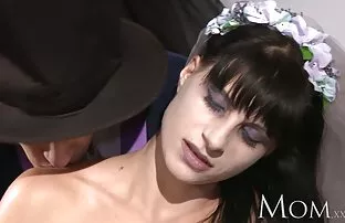 XXX Gadis itu pergi untuk mencuci tangannya dan menyerahkan dirinya pada pria yang mengidap bokep pijet sek kanker
